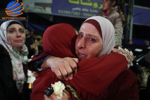 tangisan Haru Tengah Malam Warga Palestina, Sambut Sandera Bebas Usai Gencatan Senjata Gaza